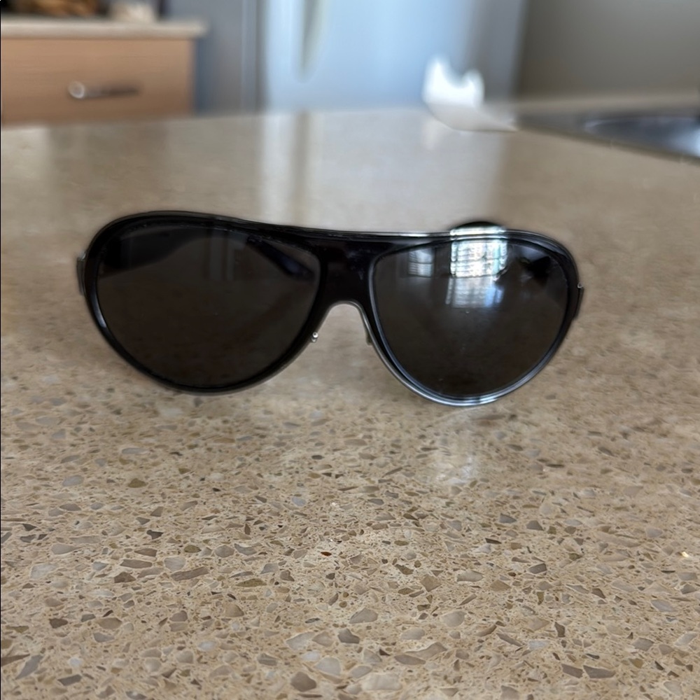 Black Aviator Gucci Sunglasses.   8/10 condition.    No longer need